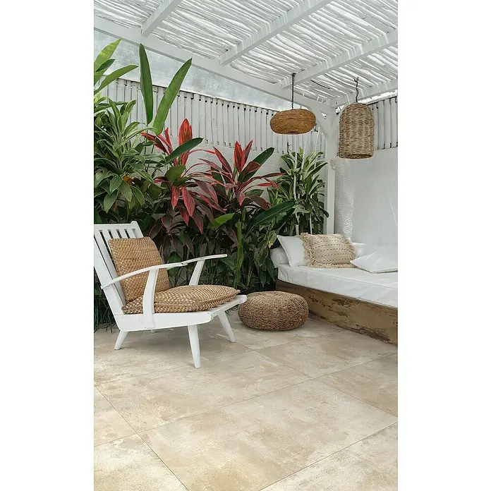 Feinsteinzeugfliese Urban - 60 x 60 cm, Brown, Matt - Strukturierte, hellbeige Terrassenfliesen als stilvoller Boden in einer tropischen Patio-Umgebung.