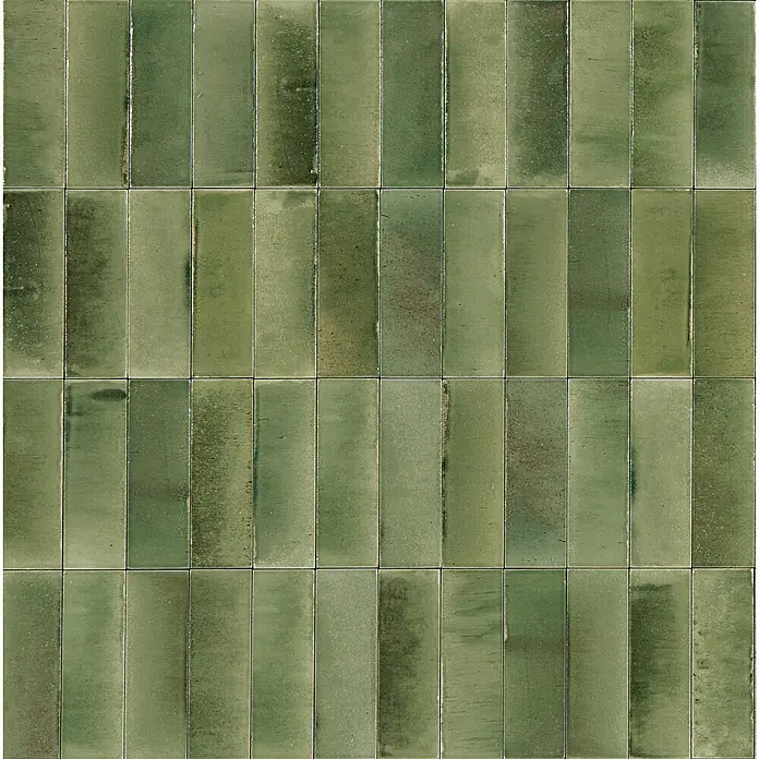 Wandfliese Stella Glossy - 5 x 15 cm, Giada, Glänzend - Grüne rechteckige glasierte Keramikfliesen mit variierenden Farbtönen und Texturen.