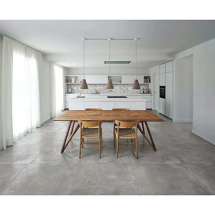 Feinsteinzeugfliese Urban - 60 x 60 cm, Grey, Matt - Rustikaler Esstisch aus Holz und Stühle auf großen grauen Bodenfliesen in einer modernen Küche.