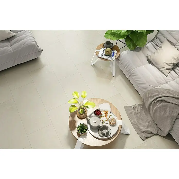Suelo vinílico SPC Sand Stone - 94 cm x 47 cm x 5 mm, Arena, Baldosa - Baldosas de suelo grandes beige claro con vetas sutiles, cubriendo el suelo de una sala de estar moderna.