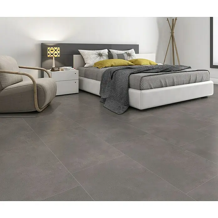 Suelo vinílico SPC Concrete - 940 x 470 x 5 mm, Gris - Azulejos de gres gris con aspecto de piedra en un dormitorio.