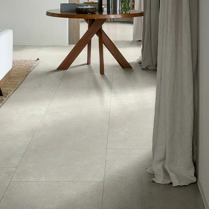 Feinsteinzeugfliese Cortina - 60 x 120 cm, Bianco, Matt - Helle, großformatige Bodenfliesen in einem modernen Wohnbereich.