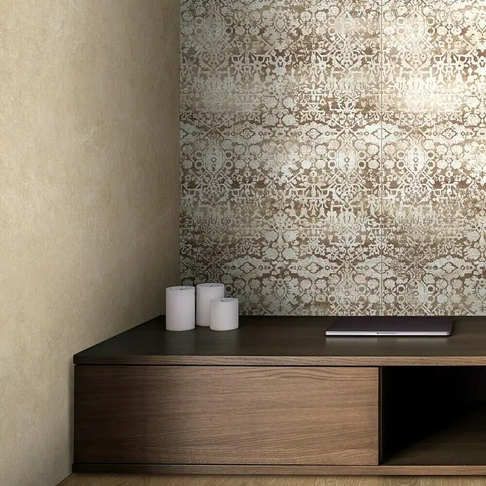 Feinsteinzeugfliese Chalk Sallow - 120 x 120 cm, Beige, Matt - Ornate braun-weiße gemusterte Wandfliesen in einem modernen Raumambiente.