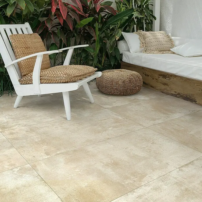 Feinsteinzeugfliese Urban - 60 x 60 cm, Brown, Matt - Große, beige Terrassenfliesen mit rustikaler, strukturierter Oberfläche schaffen einen natürlichen, einladenden Entspannungsbereich.
