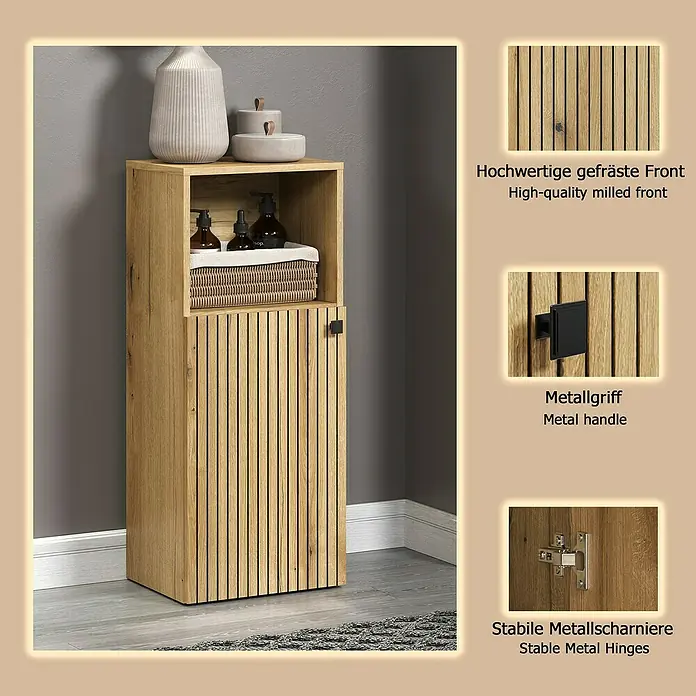 Trendteam Niklas Midischrank - B x T x H: 40 x 31 x 95 cm, Evoke Eiche, Strukturiert - Helles Eichenschränkchen mit gefräster Rillenfront, offenem Fach und geschlossenem Abteil mit schwarzem Metallgriff.