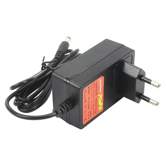 Mader Tijeras de poda telescópicas de batería + motosierra - Grosor de rama máx.: 28 mm, Iones de litio, 2 baterías - Cargador de batería AC/DC negro con enchufe europeo, cable enrollado y conector de barril DC. Salida 21V 1.0A.
