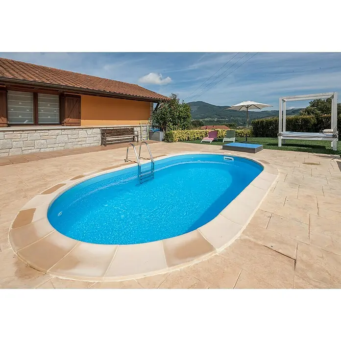 Gre Kit de piscina enterrada Madagascar - L x An x Al: 500 x 300 x 150 cm, 16.015 l - Piscina ovalada con agua azul y borde claro, rodeada de pavimento beige.