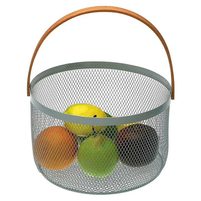Versa Bol Aguamarina - Ø x Al: 25 x 30 cm, Aguamarina - Cesta de fruta de malla metálica plateada con asa de madera, llena de frutas variadas de colores.