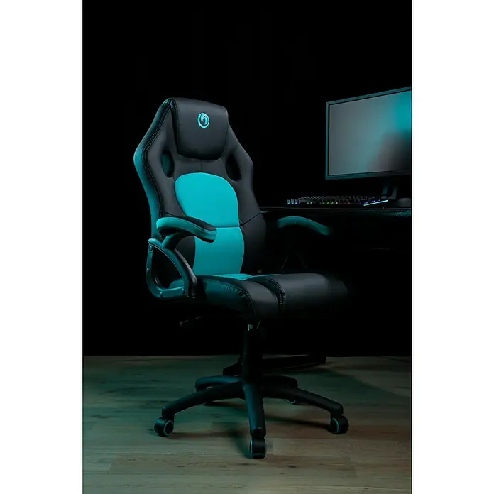 Nacon Silla de oficina CH-310 - Para Gamers, Negro/Azul, Reposabrazos - Silla gaming negra y turquesa con logo, parte de un setup gaming con monitor y teclado.