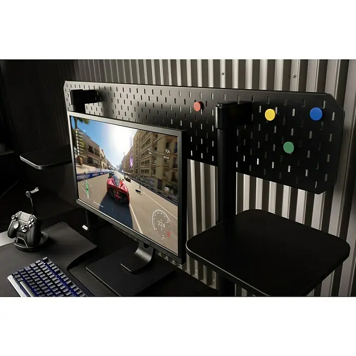 Nacon Mesa de escritorio PCGD-ELEC - L x An x Al: 60 x 120 x 118 cm, Iluminación LED, Altura regulable - Organizador de escritorio gaming negro con panel perforado, estantes e imanes de colores, integrado en una configuración con monitor, mando y teclado.