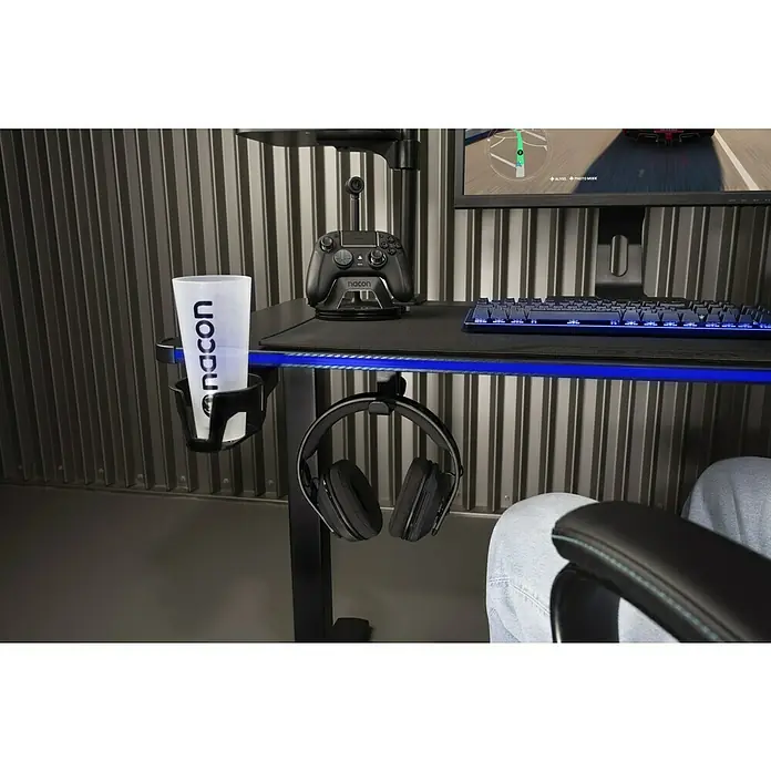 Nacon Mesa de escritorio PCGD-ELEC - L x An x Al: 60 x 120 x 118 cm, Iluminación LED, Altura regulable - Configuración de escritorio de juego con controlador Nacon, taza, auriculares negros y teclado retroiluminado.