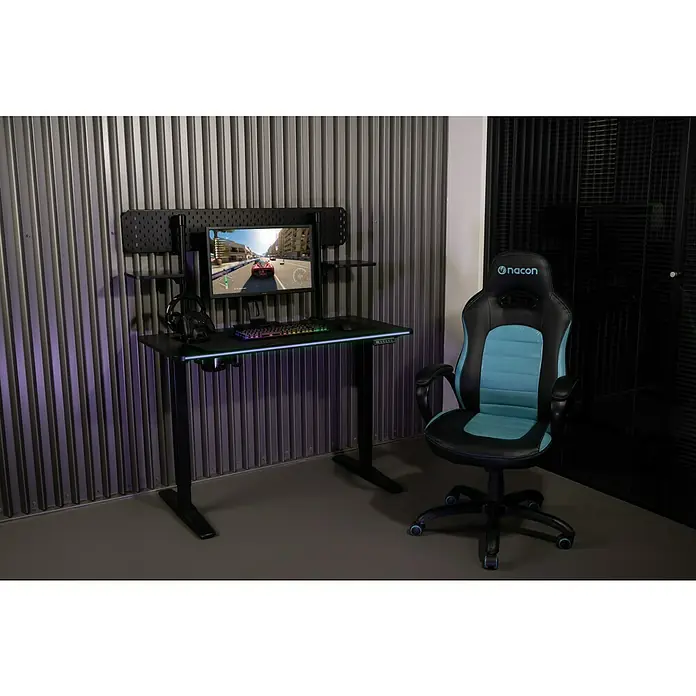 Nacon Mesa de escritorio PCGD-ELEC - L x An x Al: 60 x 120 x 118 cm, Iluminación LED, Altura regulable - Escritorio gaming negro con iluminación RGB, monitor, teclado, auriculares y mando, junto a una silla gaming Nacon negra y azul en una habitación moderna.