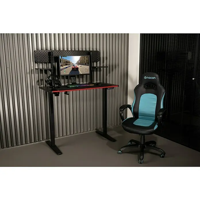 Nacon Mesa de escritorio PCGD-ELEC - L x An x Al: 60 x 120 x 118 cm, Iluminación LED, Altura regulable - Escritorio gaming negro con monitor, teclado y accesorios, junto a una silla gaming negra y azul, listo para jugar.