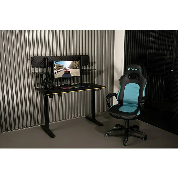 Nacon Mesa de escritorio PCGD-ELEC - L x An x Al: 60 x 120 x 118 cm, Iluminación LED, Altura regulable - Setup gaming: escritorio negro ajustable con monitor (juego de carreras), teclado, ratón, auriculares y silla gaming Nacon negra y azul.