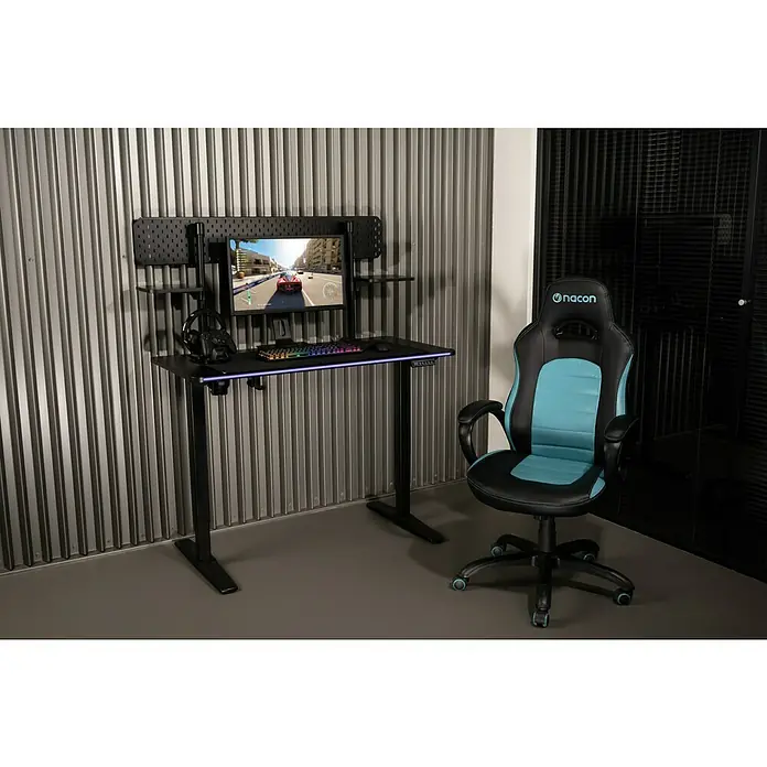 Nacon Mesa de escritorio PCGD-ELEC - L x An x Al: 60 x 120 x 118 cm, Iluminación LED, Altura regulable - Escritorio gaming negro con iluminación RGB, monitor y periféricos, junto a una silla gaming Nacon negra y azul en una habitación moderna.
