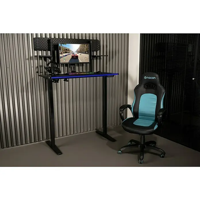 Nacon Mesa de escritorio PCGD-ELEC - L x An x Al: 60 x 120 x 118 cm, Iluminación LED, Altura regulable - Escritorio de pie negro con LED azul, configuración de juego (monitor, teclado, ratón, auriculares, controlador). Al lado, silla Nacon gaming negra y azul.