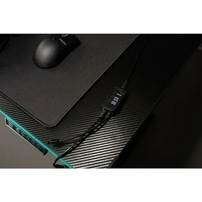 Nacon Mesa de escritorio PCGD-ELEC - L x An x Al: 60 x 120 x 118 cm, Iluminación LED, Altura regulable - Configuración de escritorio gaming negra con ratón Nacon, alfombrilla, controlador RGB y escritorio ajustable con patrón de fibra de carbono e iluminación.