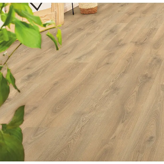 LOGOCLIC Laminat - Sierra Oak, Landhausdiele, 1.285 x 192 x 7 mm - Heller Holzboden mit natürlicher Maserung, in einem Raum verlegt.
