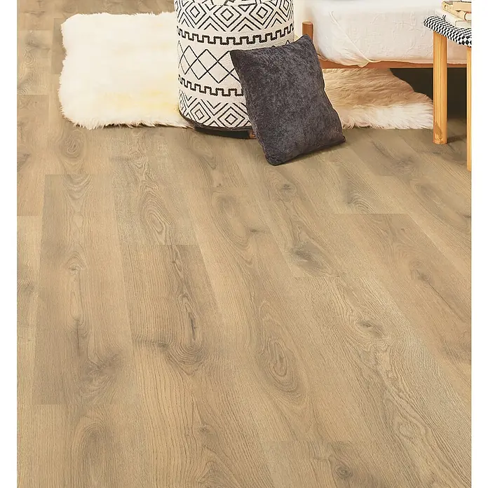 LOGOCLIC Laminat - Sierra Oak, Landhausdiele, 1.285 x 192 x 7 mm - Heller Holzboden mit natürlicher Maserung, in einem Wohnambiente mit Teppich und Möbeln.
