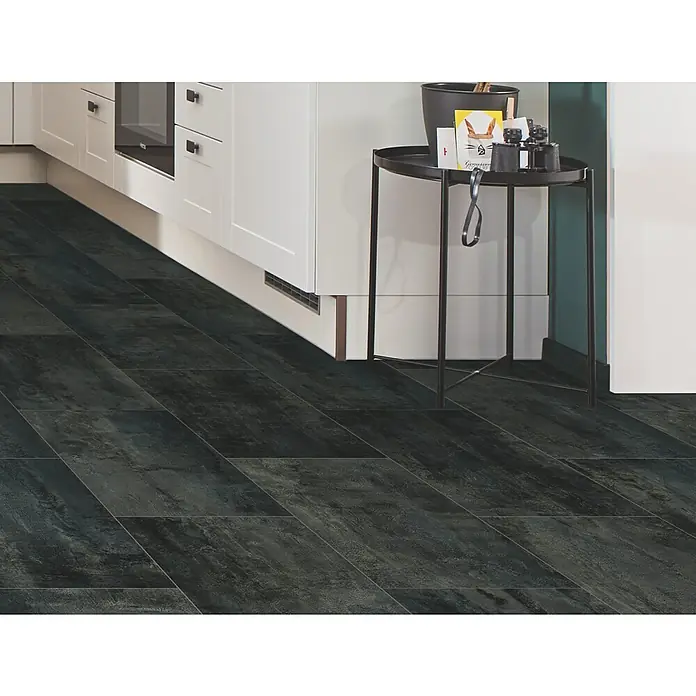 LOGOCLIC Designboden Element Flex - Dark Tile, Fliese, 638 x 322 x 7 mm - Dunkler Fliesenboden in Holzoptik mit Used-Look in moderner Küche.