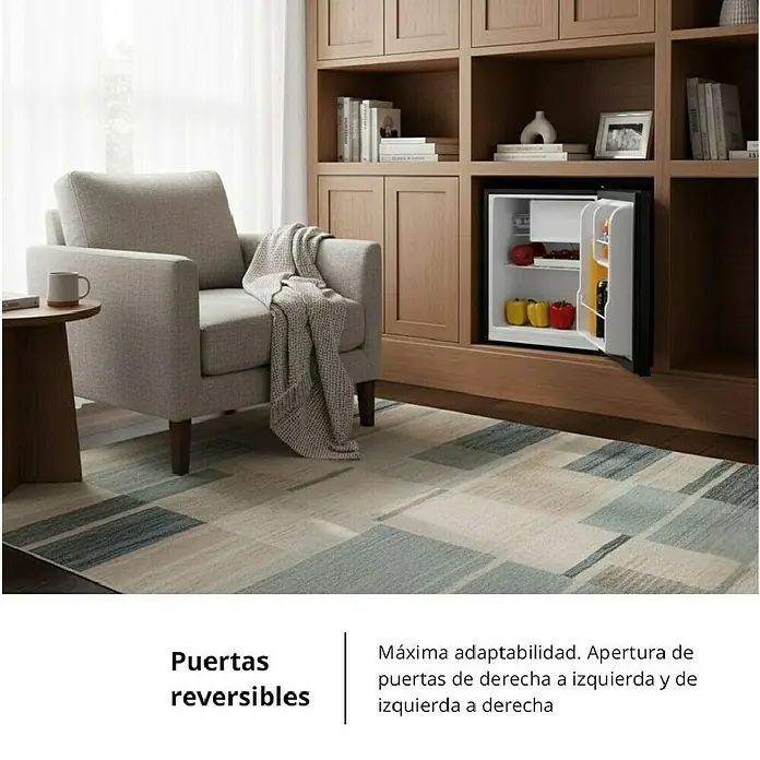 Corberó Frigorífico CFHMB41N - 47,5 x 44 x 51,5 cm, Negro - Mini-nevera negra con puertas reversibles, integrada en una estantería de madera junto a un sillón.
