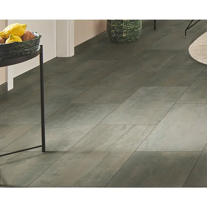 LOGOCLIC Designboden Element Flex - Vibe Tile, Fliese, 638 x 322 x 7 mm - Dunkelgraugrüner Bodenbelag in Steinoptik, diagonal in einem Raum verlegt.