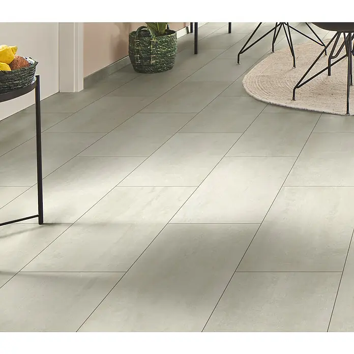 LOGOCLIC Designboden Element Flex - Mist Tile, Fliese, 638 x 322 x 7 mm - Hellgraue rechteckige Bodenfliesen mit subtiler Textur, in einem modernen Wohnraum verlegt.