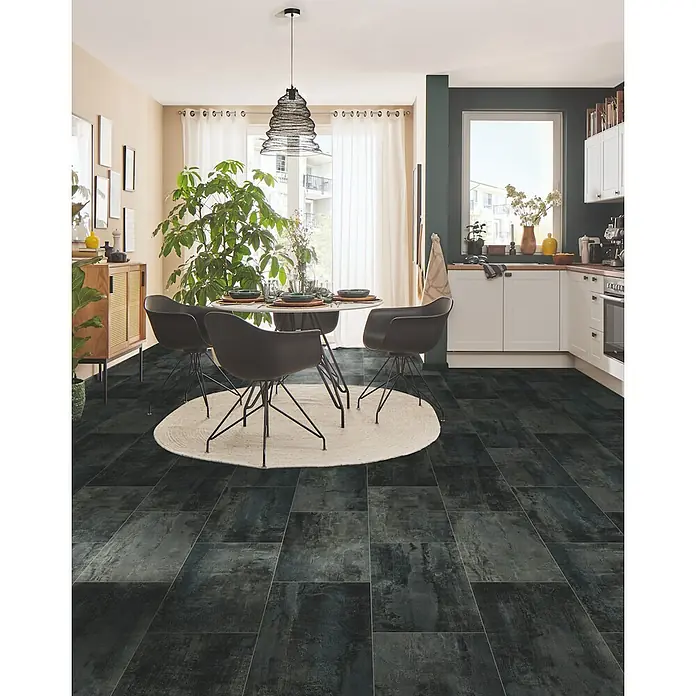 LOGOCLIC Designboden Element Flex - Dark Tile, Fliese, 638 x 322 x 7 mm - Dunkle, strukturierte rechteckige Bodenfliesen in einer modernen Küche und Essbereich.