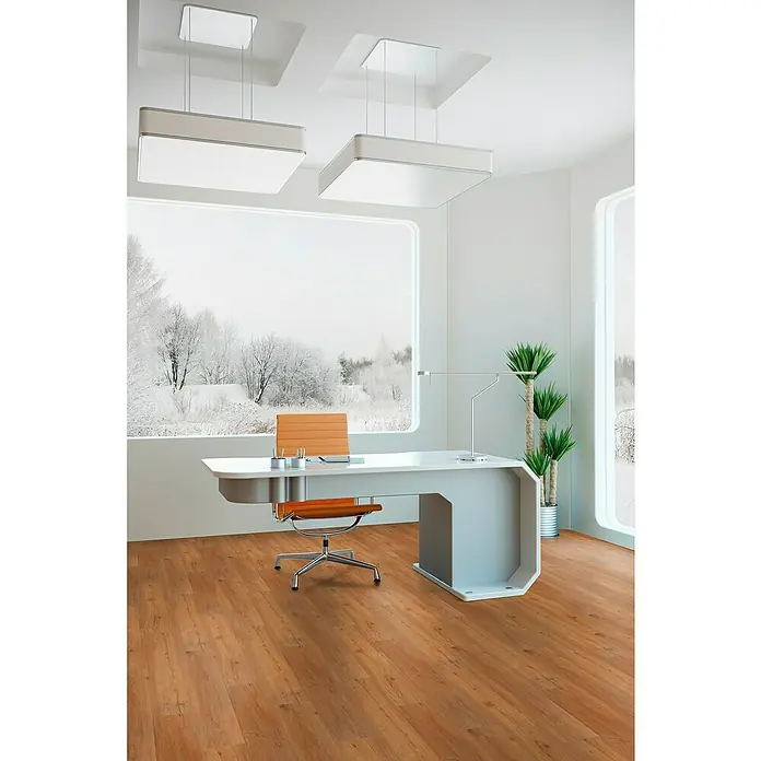 b!design Vinylboden SPC - Eiche Natural, Landhausdiele, 1.220 x 182 x 4,3 mm - Hellbrauner Holz-Laminatboden in einem modernen Büro mit Blick auf eine Schneelandschaft.