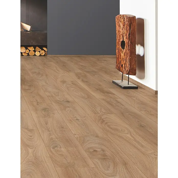 LOGOCLIC Edition Laminat Vinto - Sundance Oak, Landhausdiele, 1.288 x 245 x 8 mm - Hellbrauner Laminatboden in Holzoptik mit sichtbarer Maserung, in einem modernen Raum verlegt.