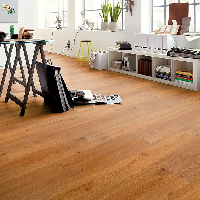 b!design Vinylboden SPC - Eiche Natural, Landhausdiele, 1.220 x 182 x 4,3 mm - Hellbrauner Holzboden mit natürlicher Maserung in einem modernen Büro, der seine Verwendung in einem zeitgenössischen Ambiente zeigt.