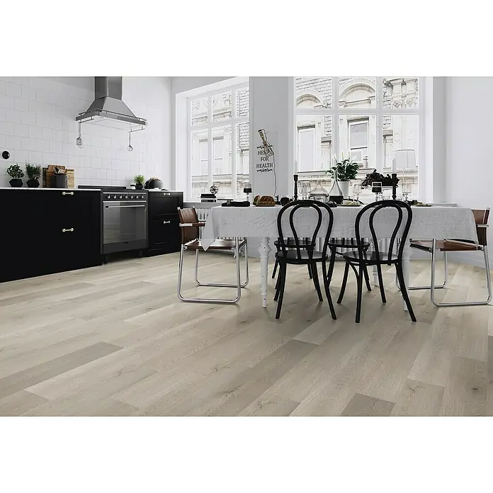 b!design Vinylboden SPC - Eiche Brunni, Landhausdiele, 1.220 x 182 x 4,3 mm - Hellgrauer Boden in Holzoptik in einer modernen Küche und einem Essbereich.