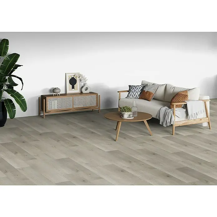 b!design Vinylboden SPC - Eiche Brunni, Landhausdiele, 1.220 x 182 x 4,3 mm - Hellgrauer Laminatboden in Holzoptik, verlegt in einem modernen Wohnzimmer.