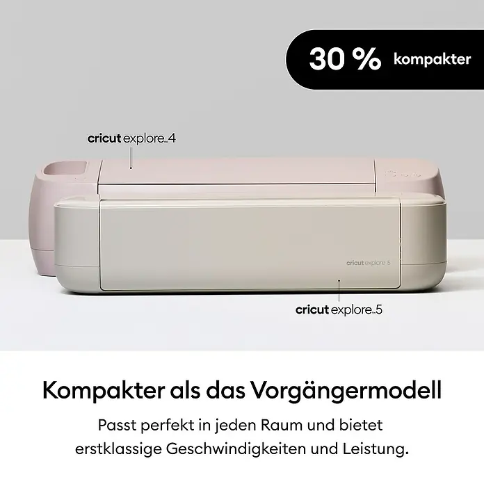 Cricut Schneideplotter-Set Explore 5 Essentials Bundle - Schnittbreite: 30,5 cm, Schnittlänge: 3,6 m - Zwei Cricut Schneidemaschinen, eine rosa (Explore 4) und eine beige (Explore 5), die das neuere, 30% kompaktere Modell zeigen.