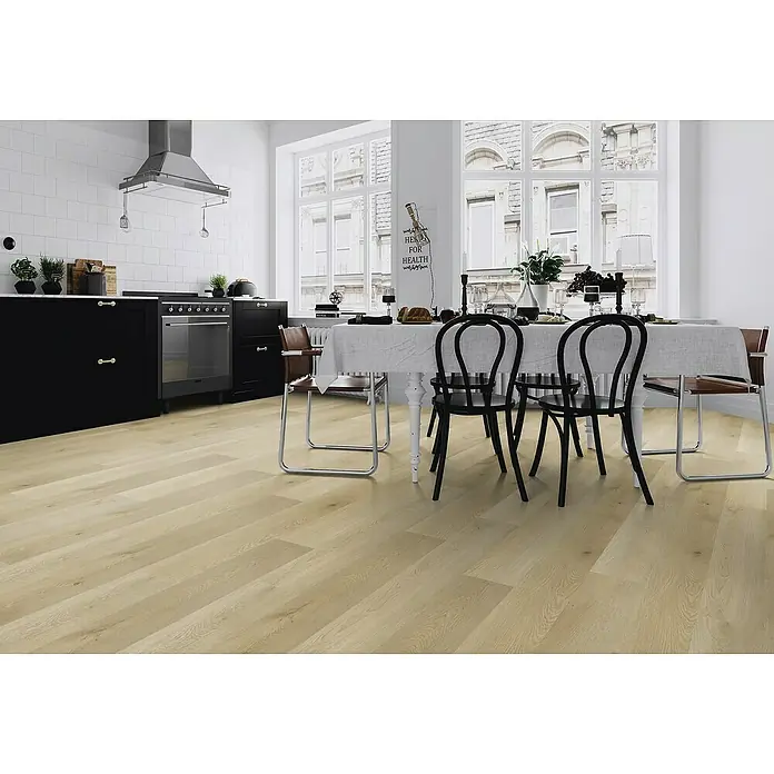 b!design Vinylboden SPC - Eiche Rothorn, Landhausdiele, 1.220 x 182 x 4,3 mm - Helle, eichenfarbene Laminatböden mit natürlicher Holzmaserung in einem Küchen- und Essbereich.