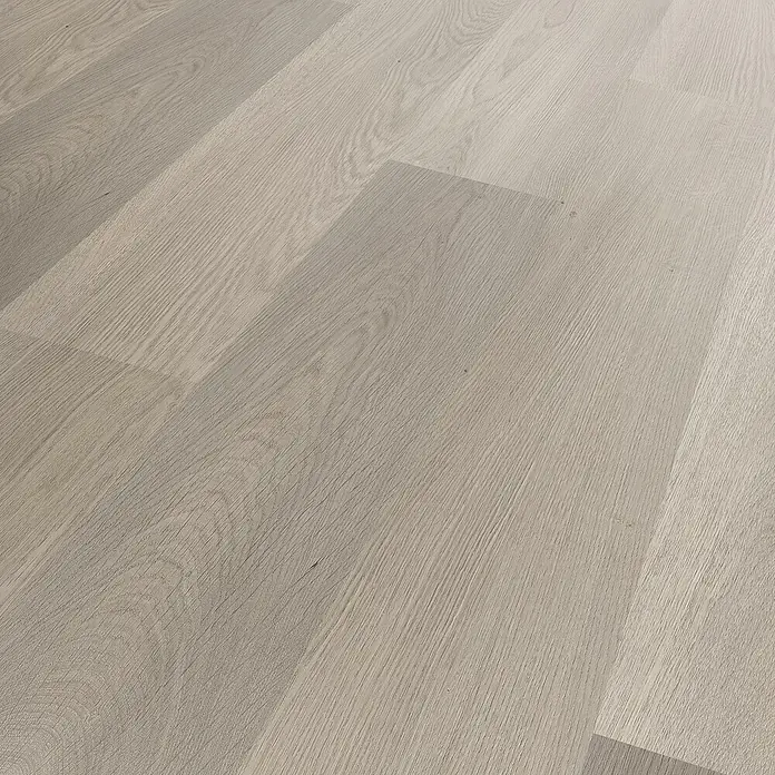 b!design Vinylbodenmuster SPC - Eiche Brunni, 280 x 160 x 4,3 mm, Landhausdiele - Helles, graues Laminat in Holzoptik mit sichtbarer Maserung, diagonal verlegt.