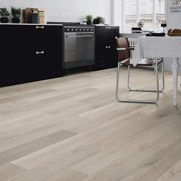 b!design Vinylboden SPC - Eiche Brunni, Landhausdiele, 1.220 x 182 x 4,3 mm - Heller Holzboden mit natürlicher Maserung in einer modernen Küche.