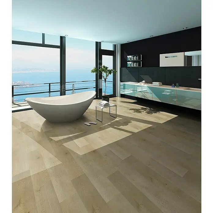 b!design Vinylboden SPC - Eiche Rothorn, Landhausdiele, 1.220 x 182 x 4,3 mm - Modernes Badezimmer mit hellem Holzboden und einer weißen freistehenden Badewanne.