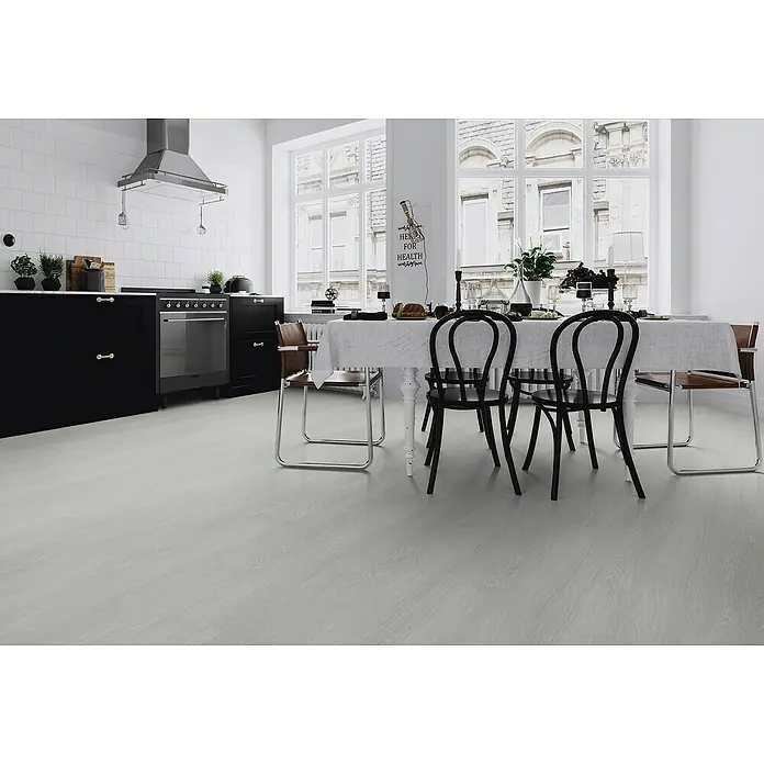 b!design Vinylboden SPC - Eiche Pilatus, Landhausdiele, 1.220 x 182 x 4,3 mm - Heller grauer Holzboden in einer modernen Küche und einem Essbereich.