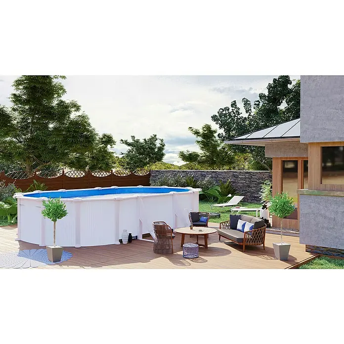 Gre Piscina de acero desmontable Fidji - L x An x Al: 500 x 300 x 120 cm, Blanco, 14.550 l - Piscina elevada blanca con interior azul, instalada en una terraza de madera en un jardín soleado.