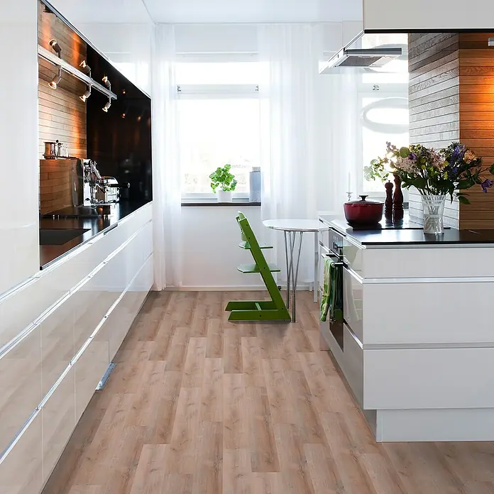 b!design Vinylboden SPC - Western Eiche, Landhausdiele, 1.220 x 182 x 4,3 mm - Heller, holzfarbener Laminatboden in einer modernen, hellen Küche verlegt.
