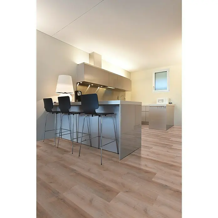 b!design Vinylboden SPC - Western Eiche, Landhausdiele, 1.220 x 182 x 4,3 mm - Heller Holzoptik-Dielenboden in einer modernen Küche mit Kochinsel und Barhockern verlegt.