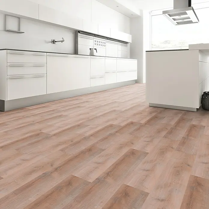 b!design Vinylboden SPC - Western Eiche, Landhausdiele, 1.220 x 182 x 4,3 mm - Heller holzgemusterter Bodenbelag in einer modernen Küche.
