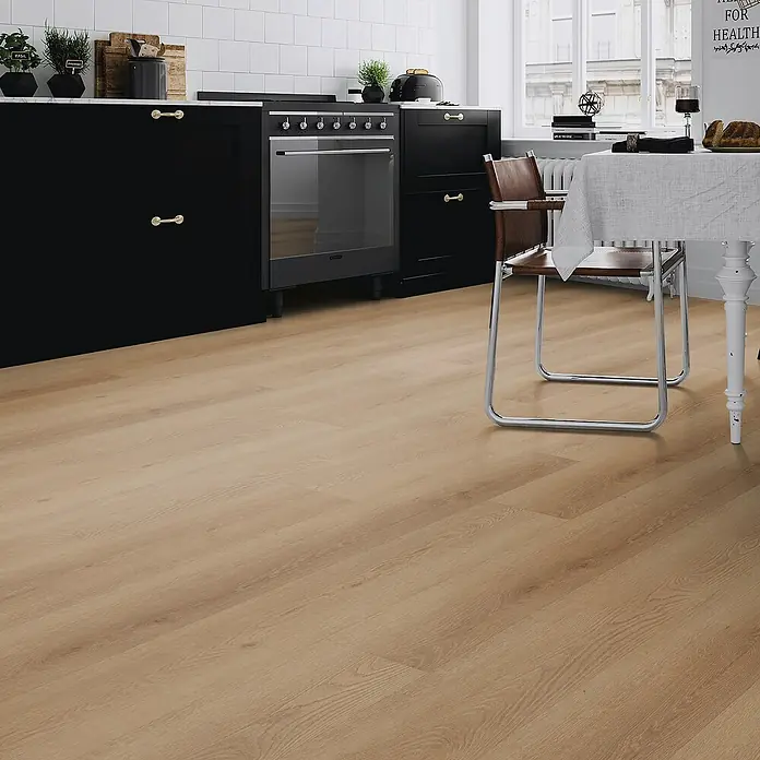 b!design Vinylboden SPC - Eiche Andermatt, 1.220 x 230 x 4,8 mm - Hellbrauner Boden in Holzoptik, verlegt in einer modernen Küche.