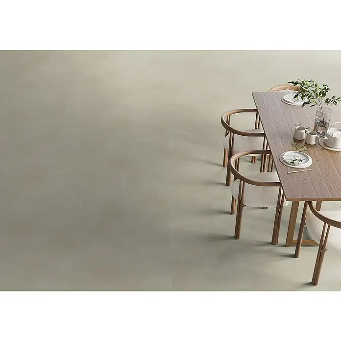 b!design Vinylboden SPC - Avelino, Fliese, 800 x 400 x 6,5 mm - Hellgrauer Boden in einem Esszimmer mit Holztisch und Stühlen.