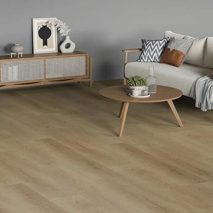 b!design Vinylboden SPC - Eiche Andermatt, 1.220 x 230 x 4,8 mm - Heller Holzboden in einem modernen Wohnzimmerambiente. Die Dielen zeigen natürliche Maserungen.