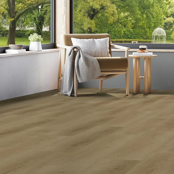 b!design Vinylboden SPC - Eiche Andermatt, 1.220 x 230 x 4,8 mm - Warmer hellbrauner Holzoptikboden in einem sonnigen Raum.