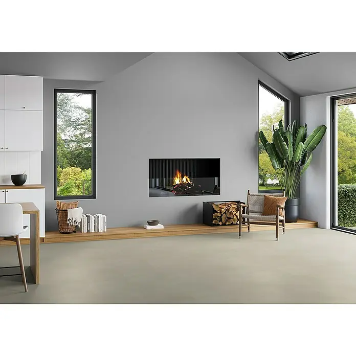 b!design Vinylboden SPC - Avelino, Fliese, 800 x 400 x 6,5 mm - Ein geräumiger, moderner Wohnbereich mit einem hellbeigen, glatten Boden. Der Boden ergänzt die grauen Wände und das natürliche Licht.