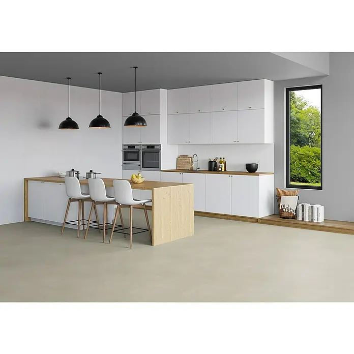 b!design Vinylboden SPC - Avelino, Fliese, 800 x 400 x 6,5 mm - Moderne Küche mit weißen Schränken, hellen Holztheken und einer großen Insel mit weißen Barhockern.