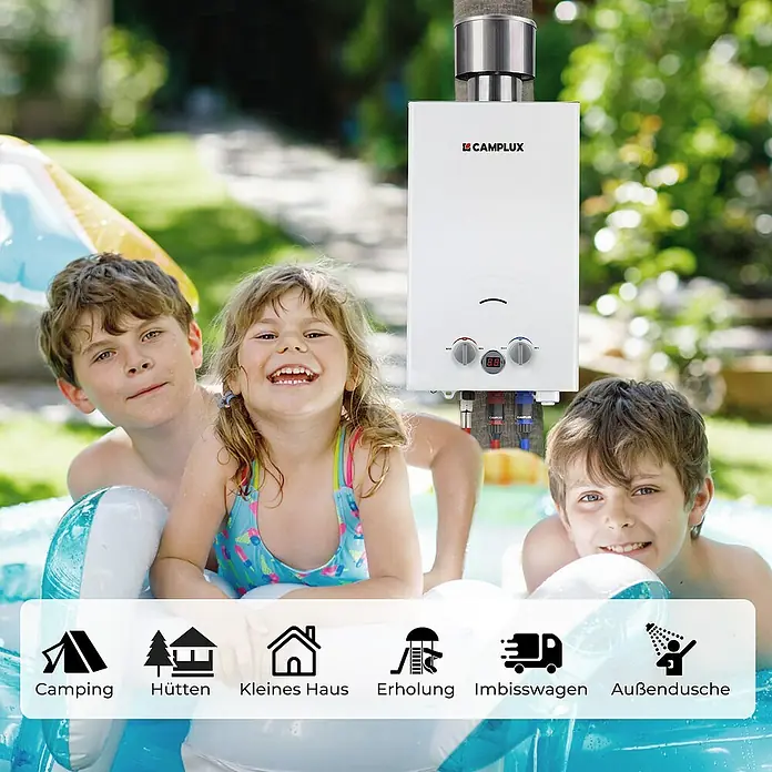 Camplux Durchlauferhitzer Outdoor Dusche BW-Serie - 10 l/min, 50 mbar, Weiß - Weißer tragbarer CAMPLUX Warmwasserbereiter mit Digitalanzeige, im Freien bei spielenden Kindern am Pool. Ideal für verschiedene Off-Grid-Anwendungen.